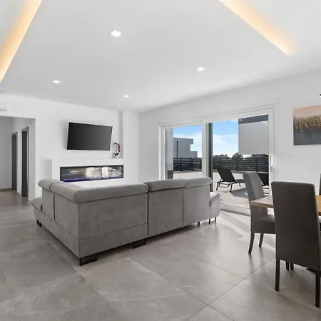 فيلة Sunset Galižana