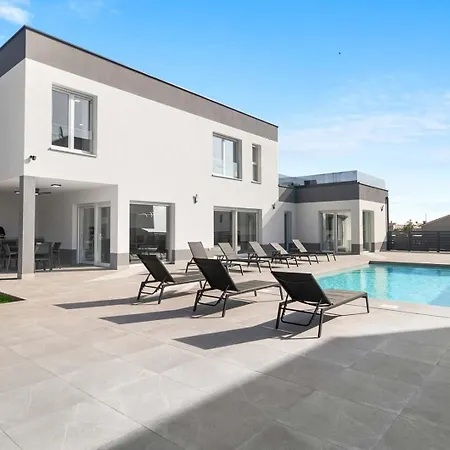 فيلة Sunset Galižana